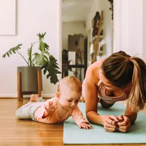 Cours de yoga postnatal, maman et bébé